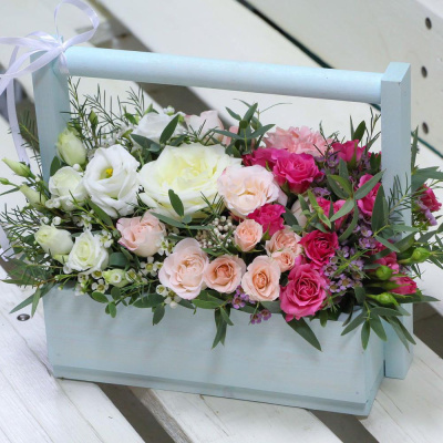 Ящик с цветами "Свидание с ангелом" из роз и эустомы N 7753