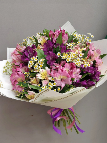 Букет "Ноктюрн" из альстромерии и ромашек (танацетум) арт. 27799