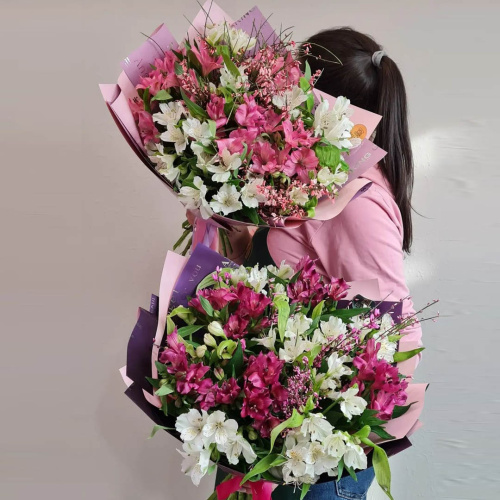 Букет из Альстромерий с эвкалиптом в упаковке арт. 45356