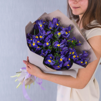 Букет из Ирисов с зеленью в упаковке N 35833
