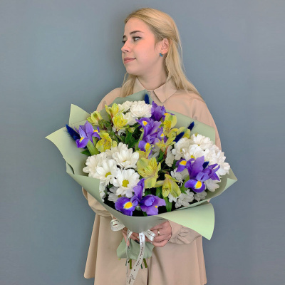 Букет из хризантем с ирисами и альстромерией N 67002-Ф