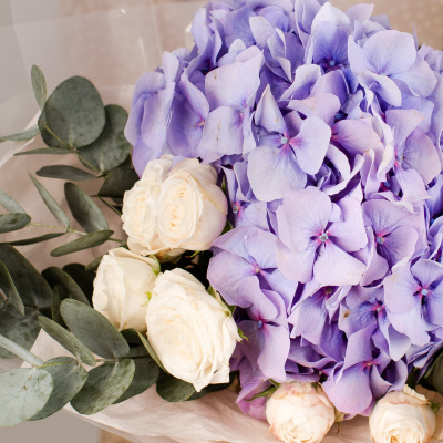 Букет из голубой гортензии и пионовидных роз с эвкалиптом N 50471 Букет из голубой гортензии и пионовидных роз с эвкалиптом N 50471