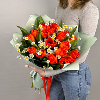 Букеты из красных тюльпанов с ромашками для мамы и дочки 46331