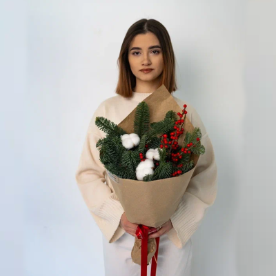 Букет с еловыми ветками, ягодами и хлопком "Зимняя классика" N 90872-S размер S