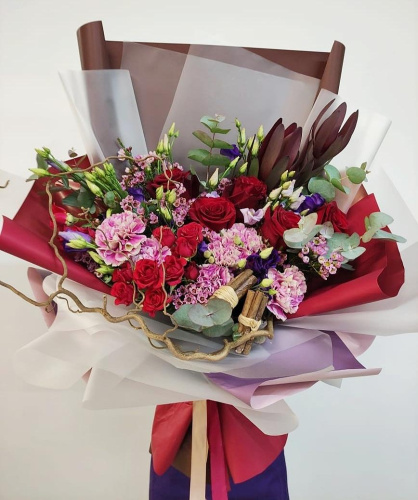 Букет "Время любить" из кустовой и эквадорской розы, эвкалипта, эустомы и диантуса арт. 23794