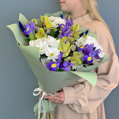 Букет из хризантем с ирисами и альстромерией N 67002-Ф