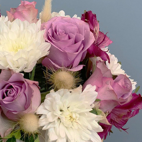 Ящик с цветами фиолетовые розы и хризантема арт. 66998-Ф