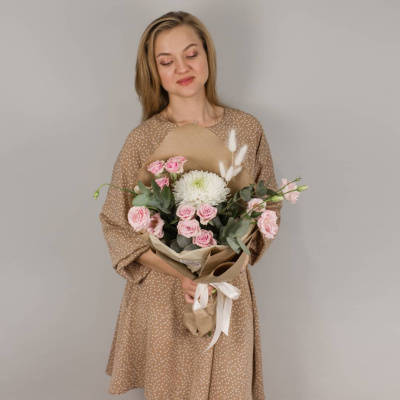 Букет из одноголовой хризантемы с розами и эвкалиптом 50447