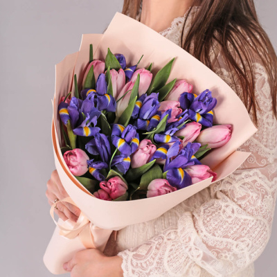 Букет из розовых тюльпанов с ирисами 59870