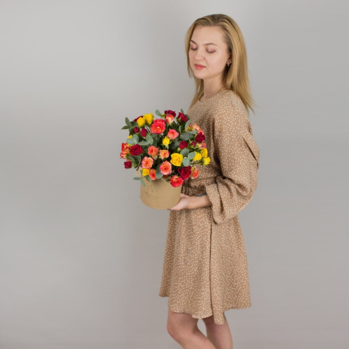 Коробка с цветными кустовыми розами и эвкалиптом арт. 50412