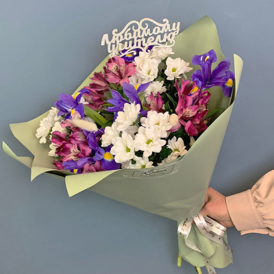 Букет из хризантем с ирисами и альстромерией N 67002-Ф