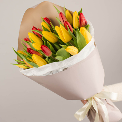 Букет из 25 красных и желтых тюльпанов в упаковке 46175