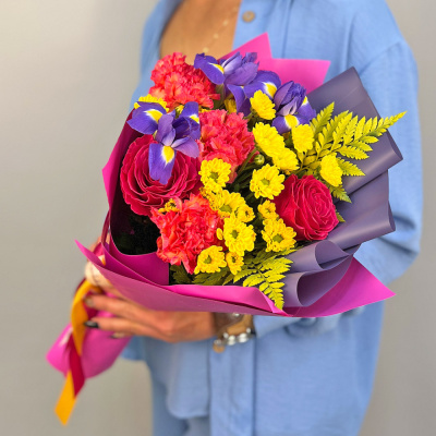 Букет из розовых роз с ирисами и кустовой хризантемой арт. 52446