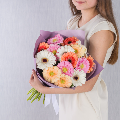 Букет из мини-гербер в нежных оттенках арт. 35812