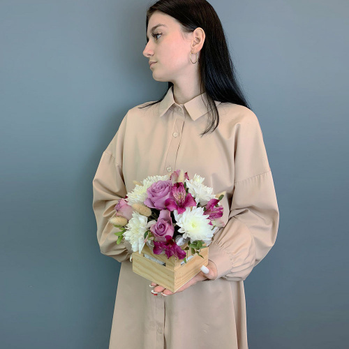 Ящик с цветами фиолетовые розы и хризантема арт. 66998-Ф