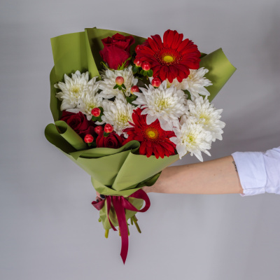 Букет из красных роз и гербер с кустовой хризантемой N 52740