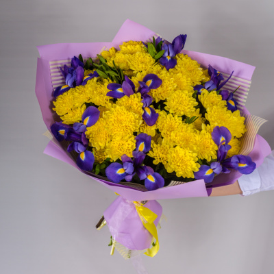 Букет с кустовой хризантемой и ирисами Соната желтая 7047-Ж