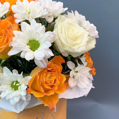 Коробка с розами и кустовой хризантемой N 66994