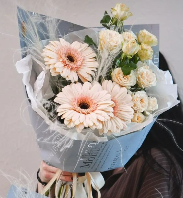 Букеты "Амели" для мамы и дочки с кустовой розой и герберой. 47203