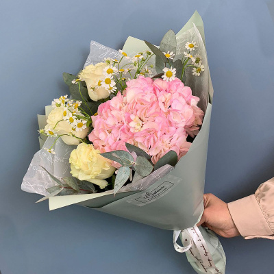 Букет из розовой гортензии с розами и ромашками N 66831