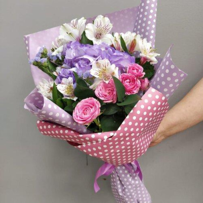 Букет "Ягодный вальс" с небольшой гортензией, кустовой розой и альстромерией N 7702 Букет "Ягодный вальс" с небольшой гортензией, кустовой розой и альстромерией N 7702