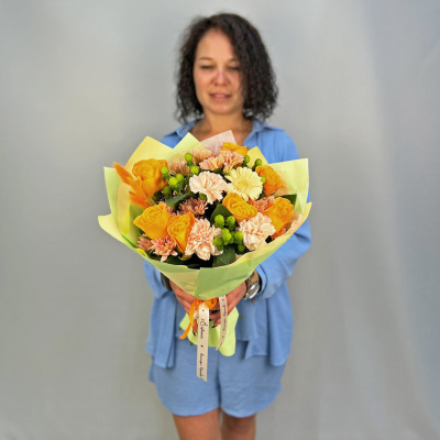 Букет из оранжевых роз, хризантем и гербер N 52445