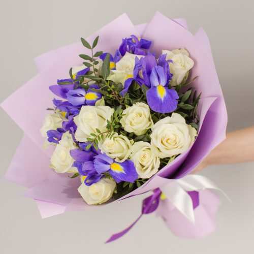 Букет из белых кенийских роз с ирисами арт. 50542