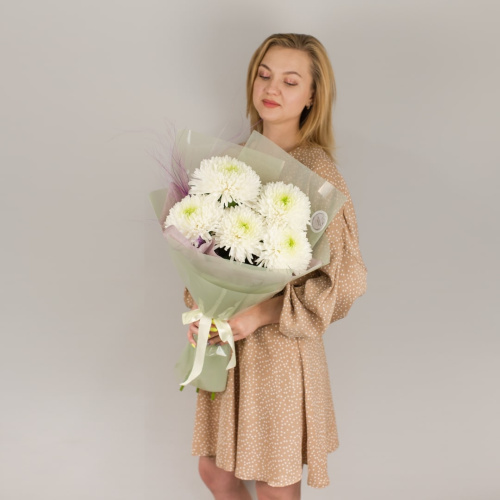 Букет из одноголовых белых хризантем с сухоцветами арт. 50443